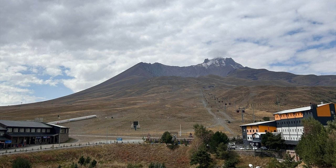 Erciyes Dağı'nın zirvesine kar yağdı