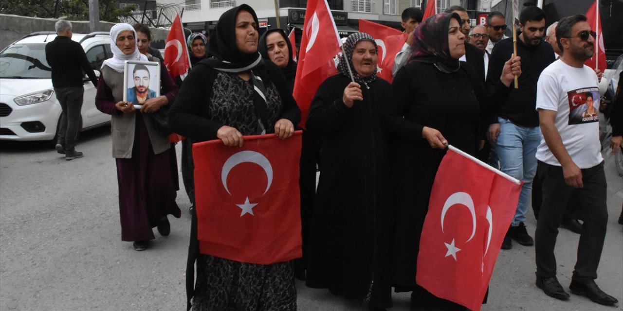 Vanlı aileler DEM Parti binası önündeki "evlat nöbeti"ni sürdürdü