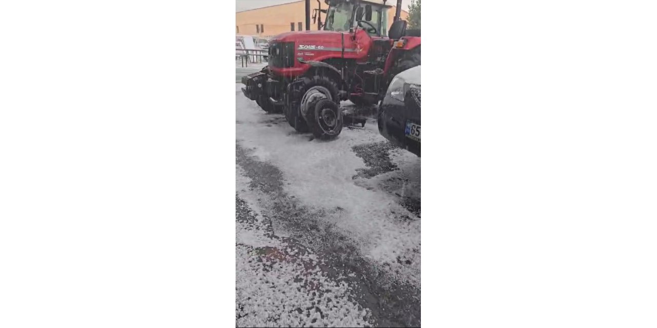 Van'da etkili olan dolu etrafı beyaza bürüdü