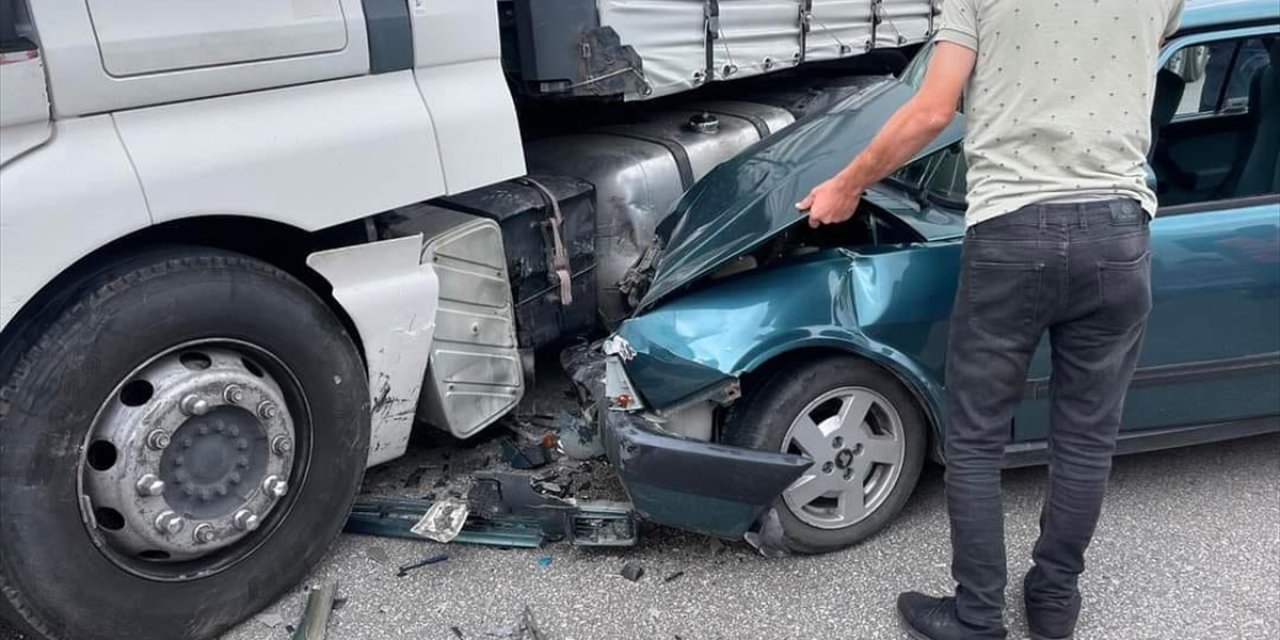 Amasya'da tırla çarpışan otomobildeki 5 kişi yaralandı