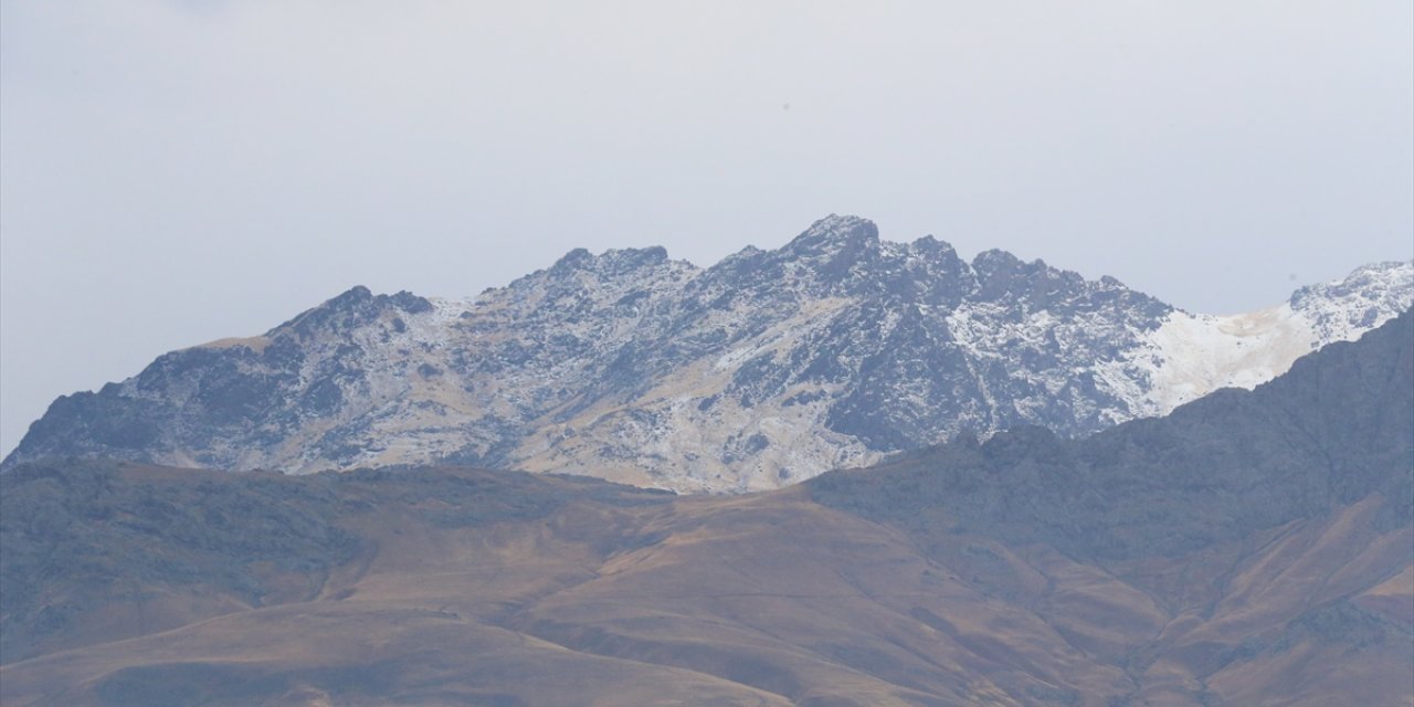 Van'daki Erek Dağı'na kar yağdı