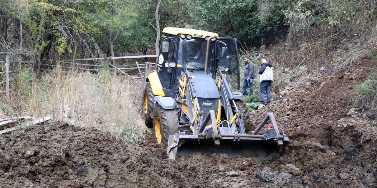 Kastamonu'da 18 yıl önce kaybolan kadının oğlunun evinin bahçesi kepçeyle aranıyor