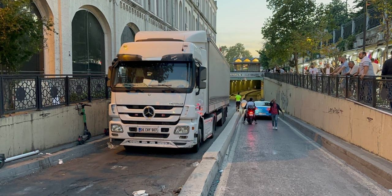 GÜNCELLEME - Fatih'te tırın kaza yapmasıyla kapanan yol trafiğe açıldı