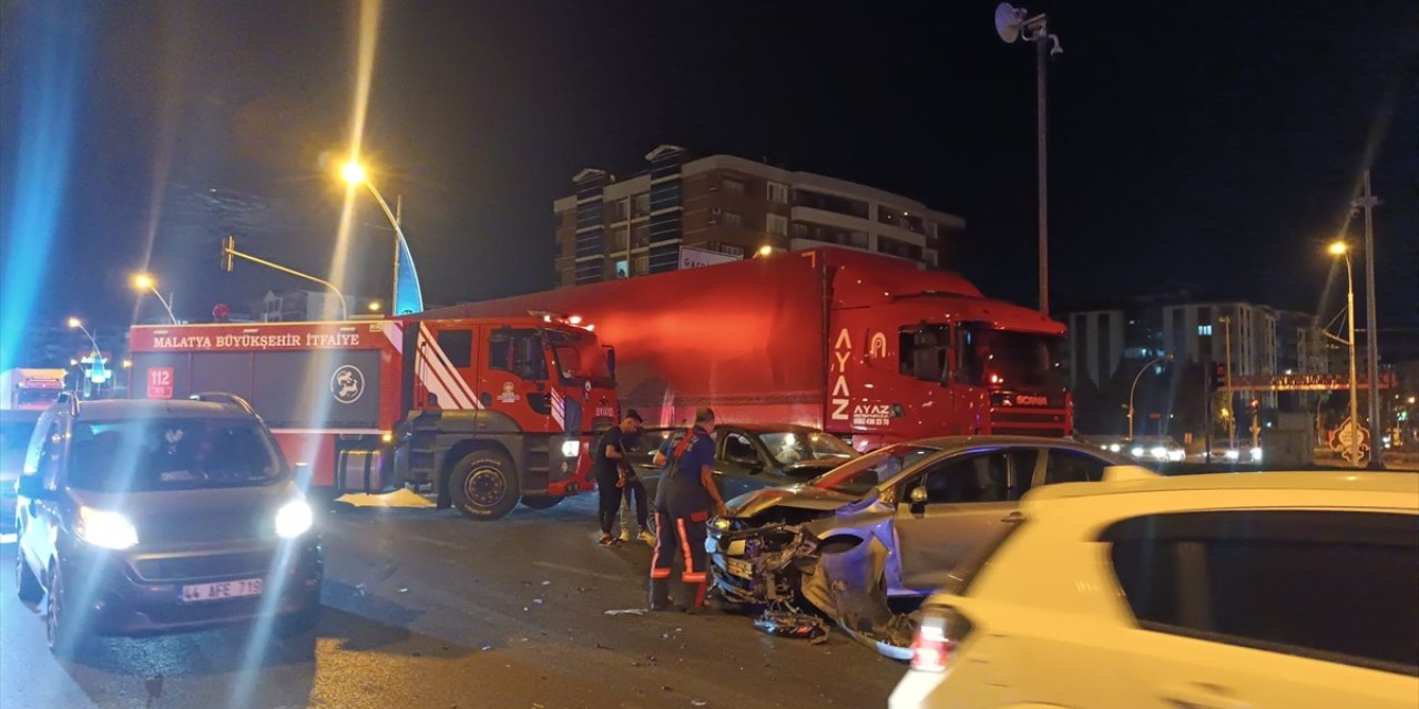 Malatya'da zincirleme trafik kazasında 3 kişi yaralandı