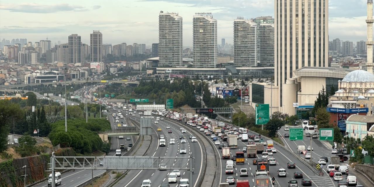 İstanbul'da haftanın son mesai gününde trafik yoğunluğu yaşanıyor