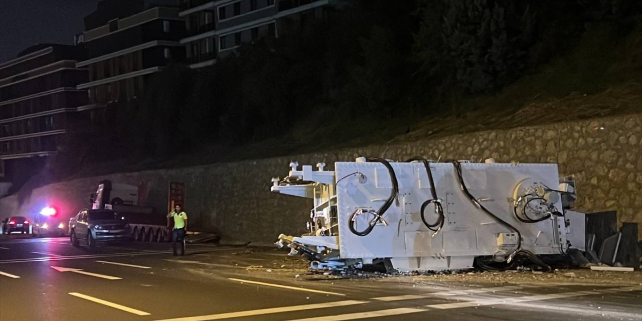 Kocaeli'de kontrolden çıkan tırdan yola düşen elektrik trafosu ulaşımı aksattı