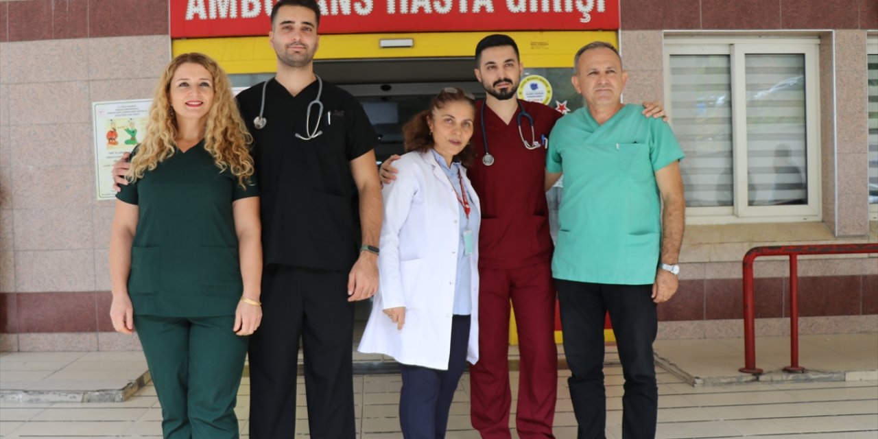 Sağlıkçı iki aile doktor çocuklarıyla aynı hastanede hizmet veriyor