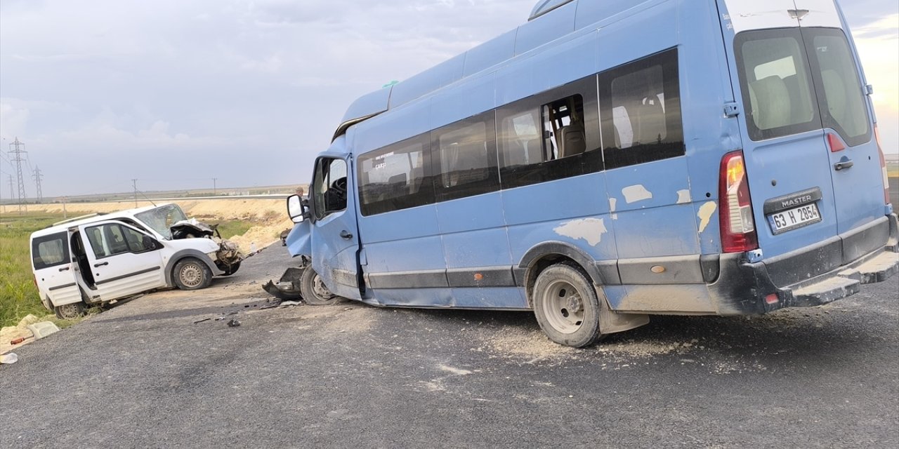 Şanlıurfa'da minibüs ile hafif ticari aracın çarpışması sonucu 1 kişi öldü, 8 kişi yaralandı