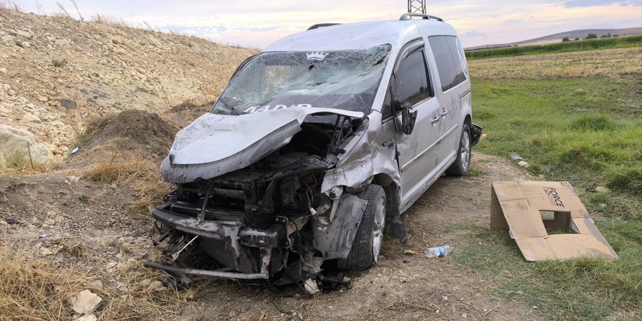 Şanlıurfa'da hafif ticari araçla otomobilin çarpışması sonucu 3 kişi yaralandı