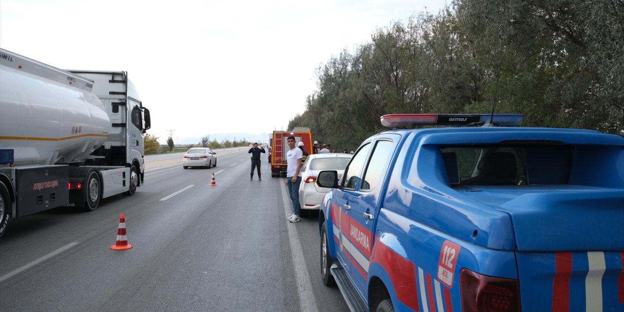 Konya'da şarampole devrilen otomobildeki 1 kişi öldü, 1 kişi yaralandı