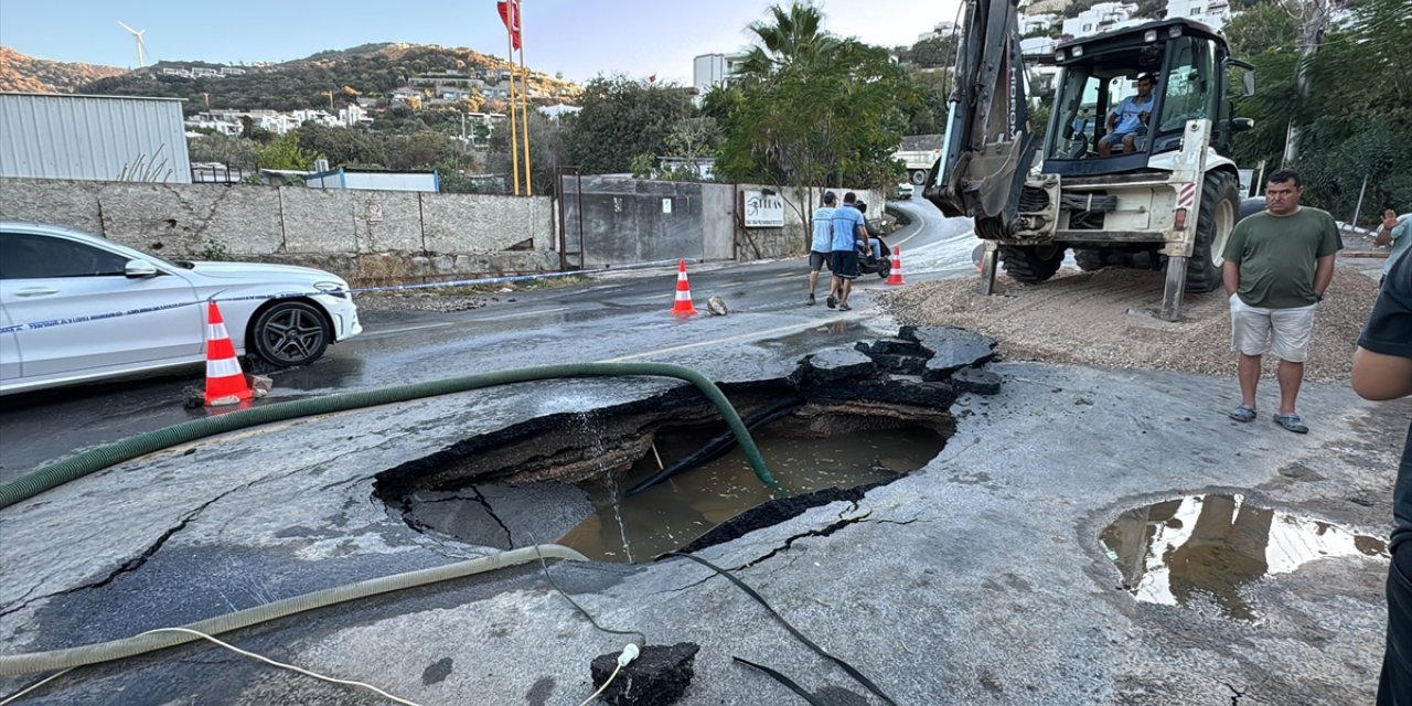 Bodrum'da isale hattının patlaması sonucu bir marketi su bastı