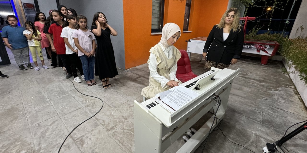 Elazığ'da Akçakiraz Gençlik Merkezinde sanatsal eğitim alan öğrenciler yeteneklerini sergiledi