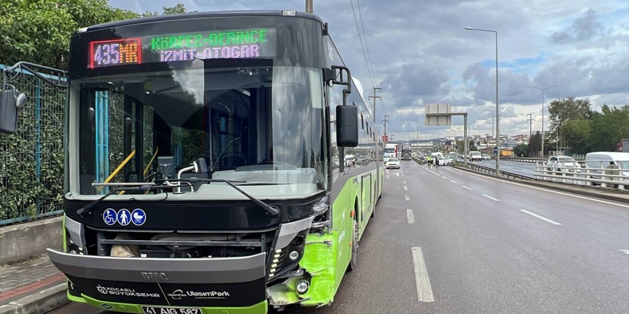 Kocaeli'de belediye otobüsüyle çarpışan otomobildeki 2 kişi yaralandı