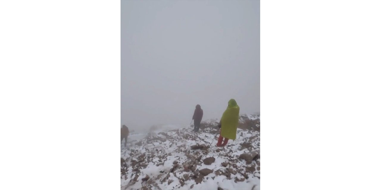 Hakkari'de Cilo Dağı'na tırmanan dağcılar kara yağışına yakalandı