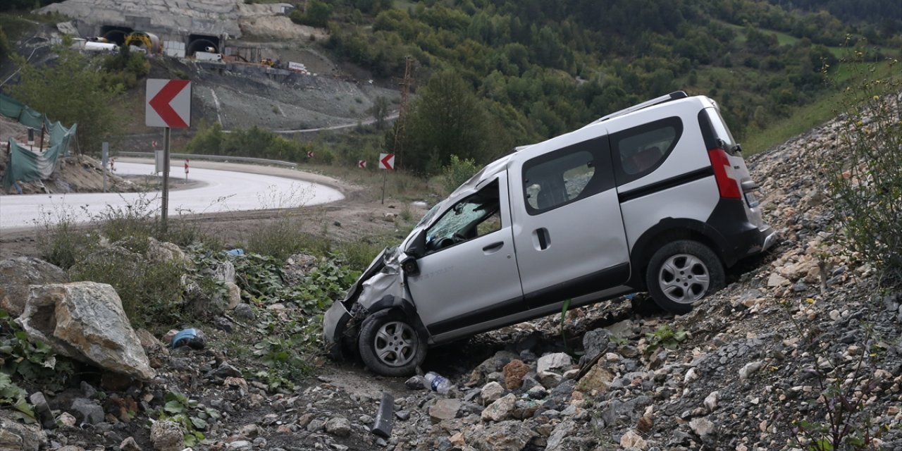 Kastamonu'da devrilen otomobildeki 5 kişi yaralandı