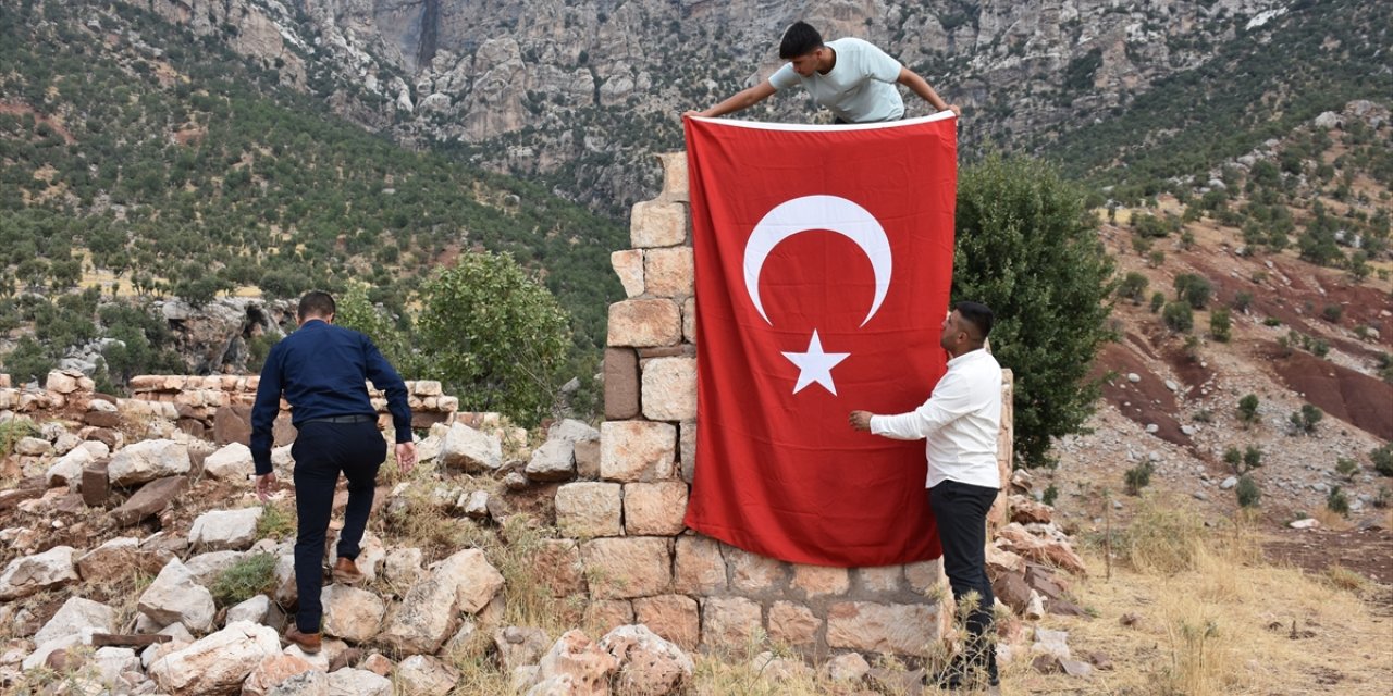 PKK'lı teröristlerin katlettiği yakınlarını, saldırının gerçekleştiği eve Türk asarak andılar