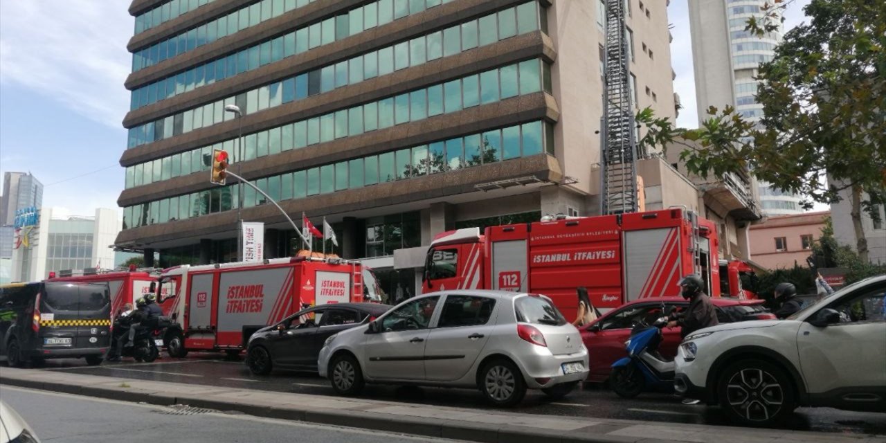 GÜNCELLEME - Şişli'de 10 katlı plazada yangın söndürüldü