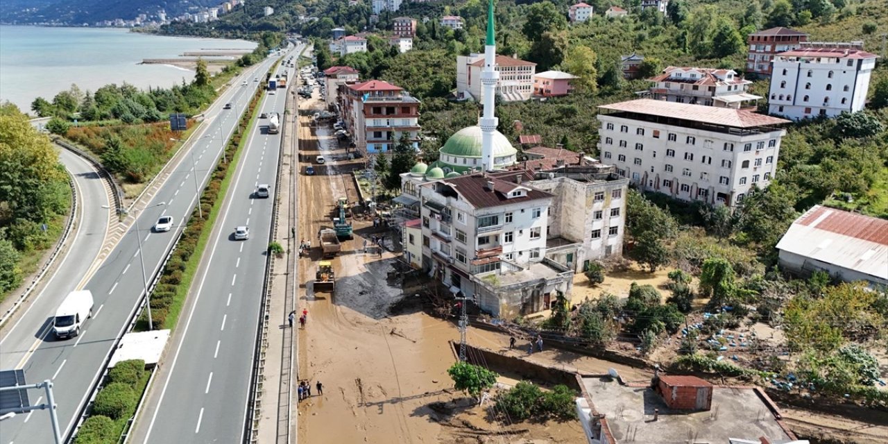 Taşkın ve heyelan meydana gelen Sürmene'de temizlik çalışmaları devam ediyor