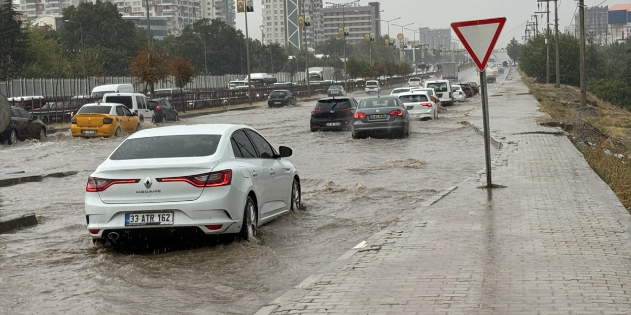 Diyarbakır'da sağanak etkili oldu