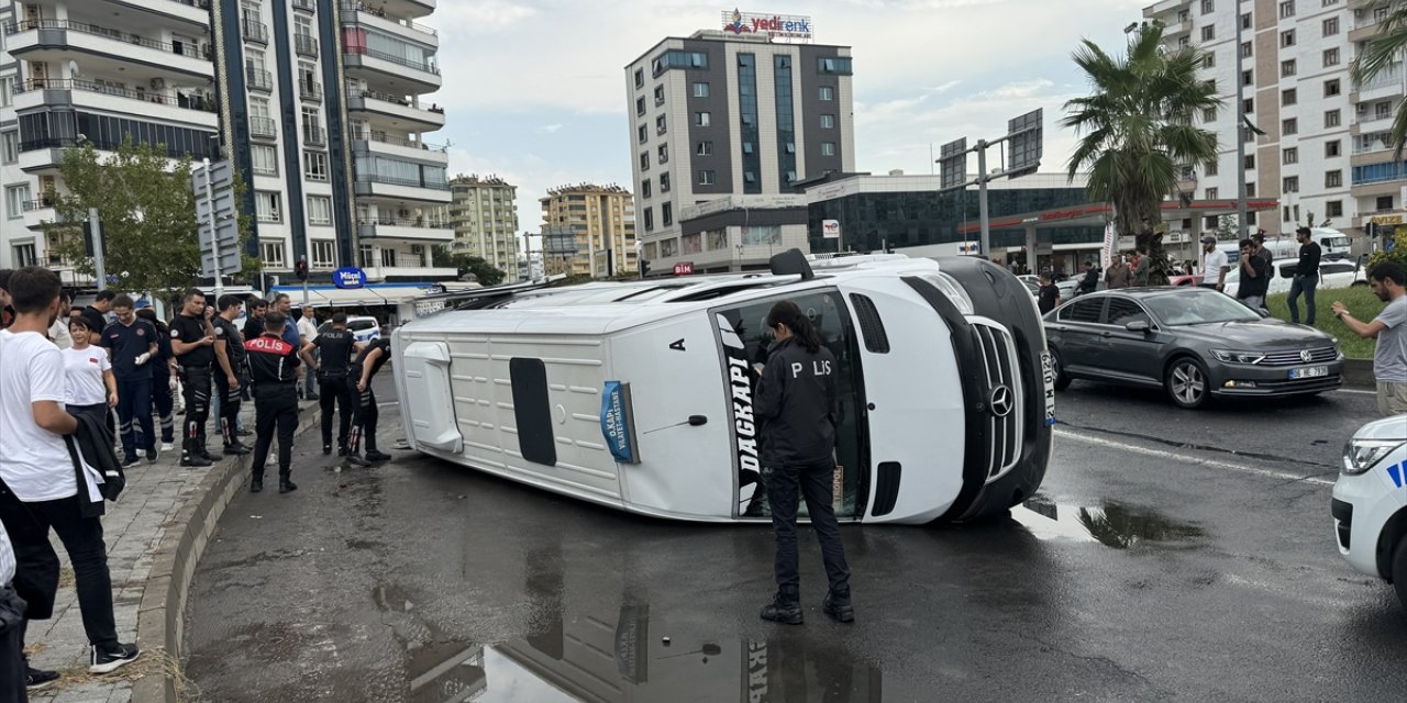 Diyarbakır'da otomobil ile yolcu minibüsü çarpıştı, 1'i bebek 9 kişi yaralandı