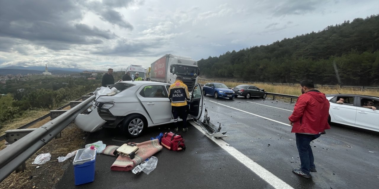 Anadolu Otoyolu'nun Bolu kesiminde meydana gelen zincirleme trafik kazasında 4 kişi yaralandı