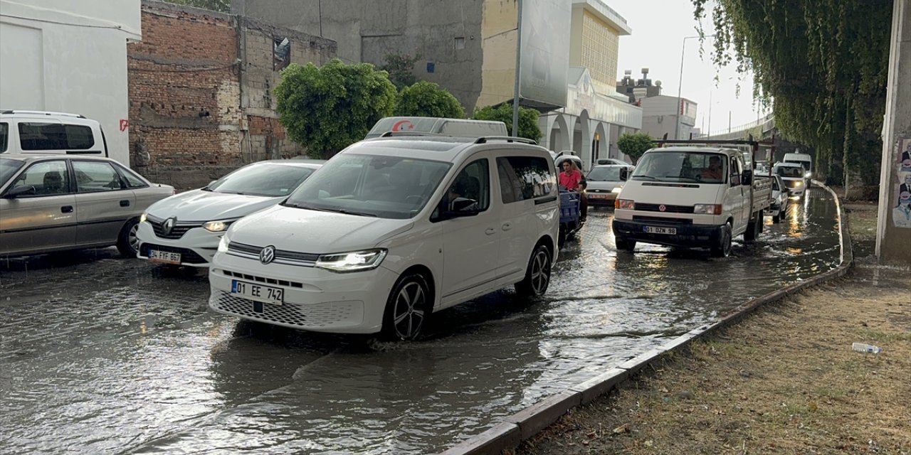 Adana'da sağanak ve şiddetli rüzgar hayatı olumsuz etkiledi