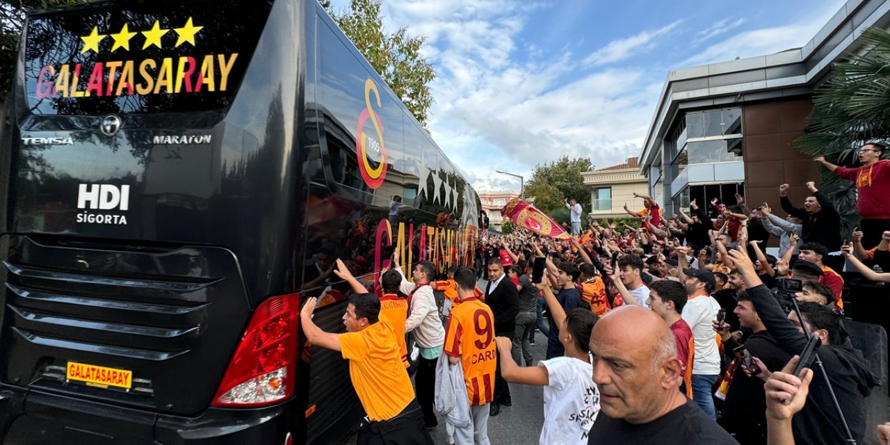 Galatasaray, Fenerbahçe ile yapacağı maç için Kadıköy'e hareket etti