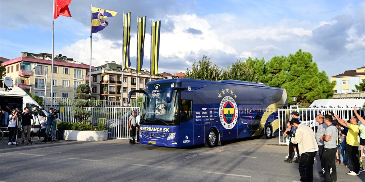 Fenerbahçe kafilesini derbiye taraftarı uğurladı