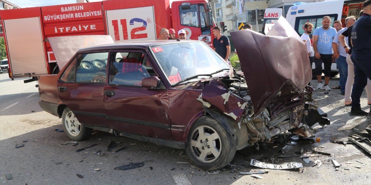 Samsun'da hafif ticari araçla çarpışan otomobildeki 3 kişi yaralandı