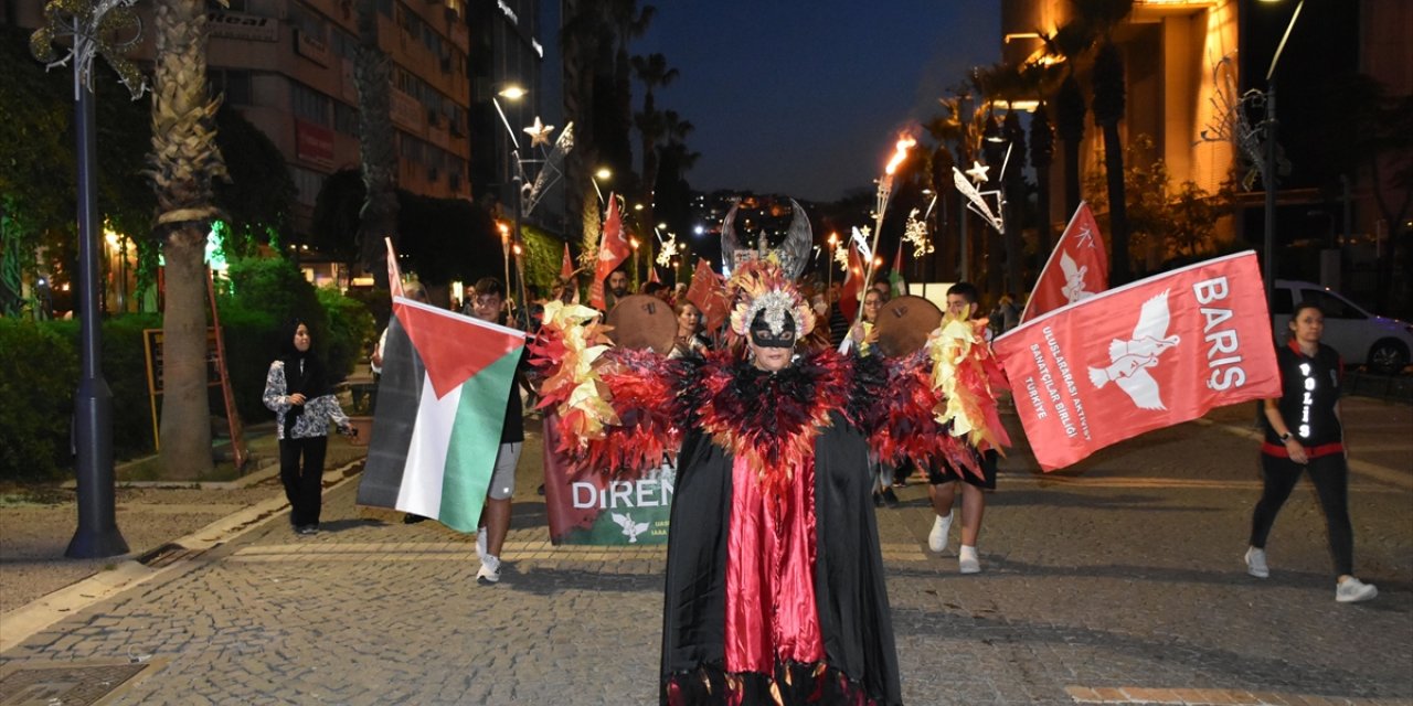 İzmir'de sanatçılar Filistin'e destek için yürüdü