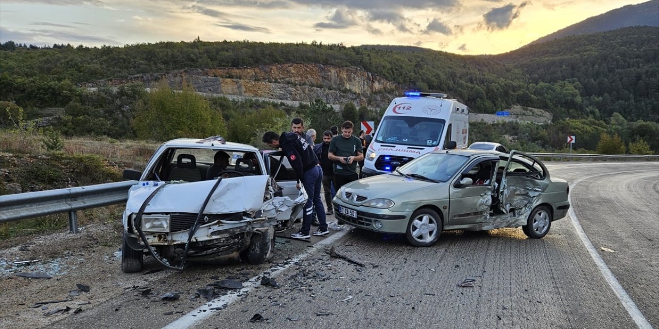 Karabük'te 2 otomobilin çarpıştığı kazada 7 kişi yaralandı