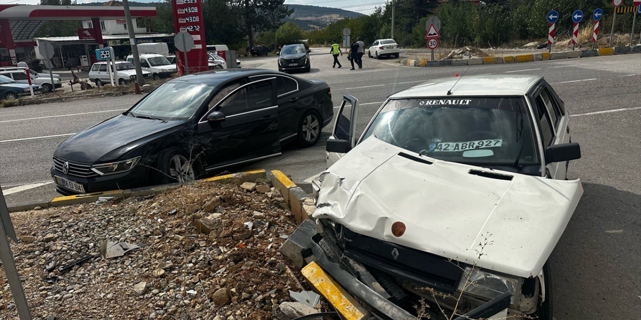 Isparta'da iki otomobilin çarpıştığı kazada 2 kişi yaralandı