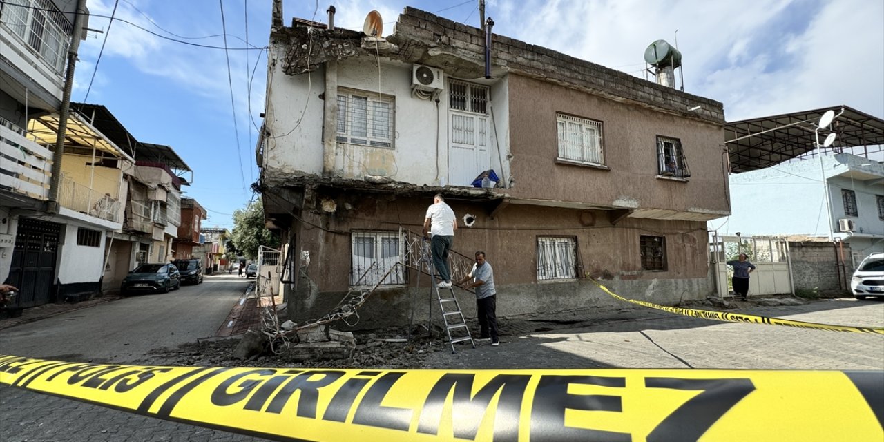 Adana'da fırtına nedeniyle bir evin damı ve balkonu kısmen yıkıldı