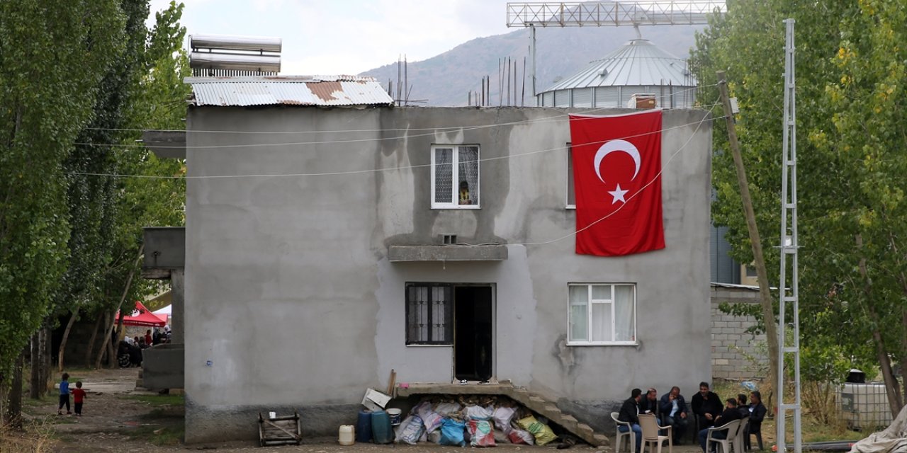 Şehit Piyade Sözleşmeli Er Abakay'ın Muş'taki evine Türk bayrağı asıldı