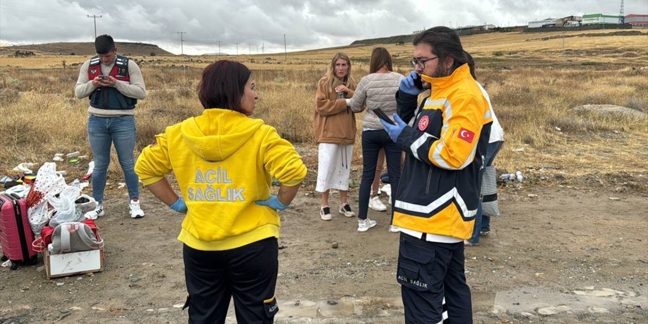 Nevşehir'de turistleri taşıyan minibüs devrildi, 18 kişi yaralandı