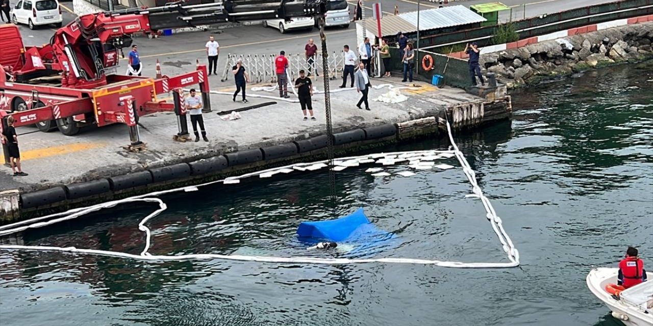 Kocaeli'de freni boşalan tırın denize düşmesi güvenlik kamerasında