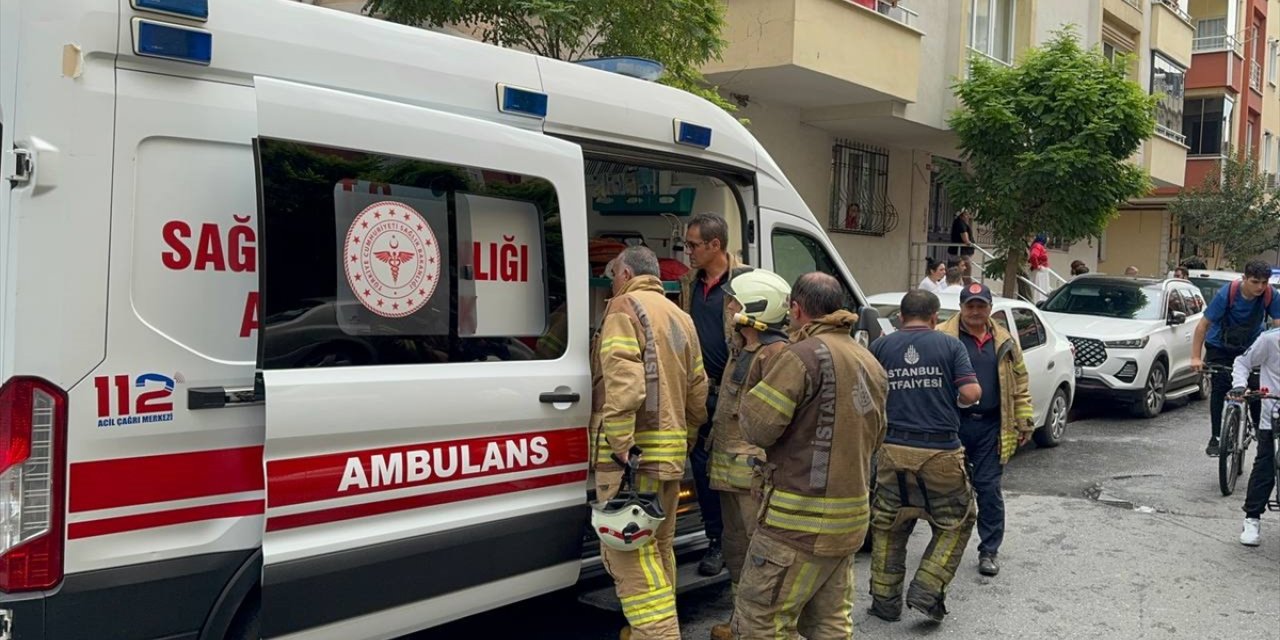 Sancaktepe'de binanın çatısında çıkan yangın söndürüldü