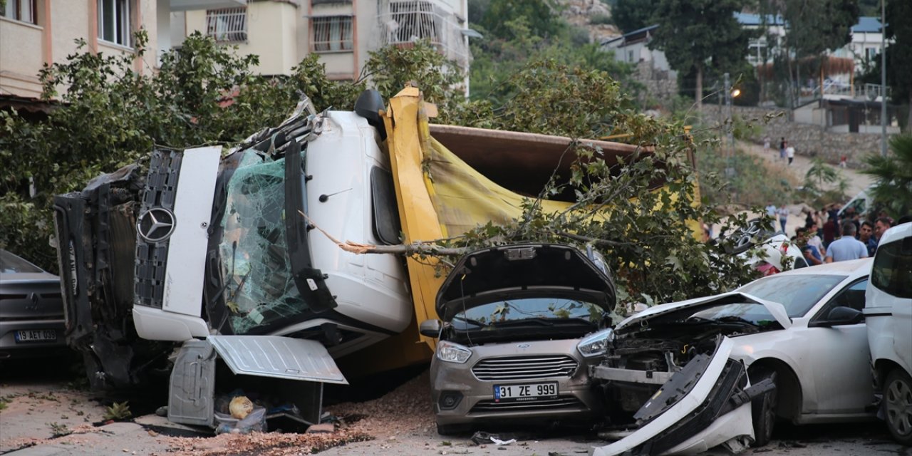 Hatay'da hafriyat kamyonunun 7 araca çarpması sonucu 5 kişi yaralandı