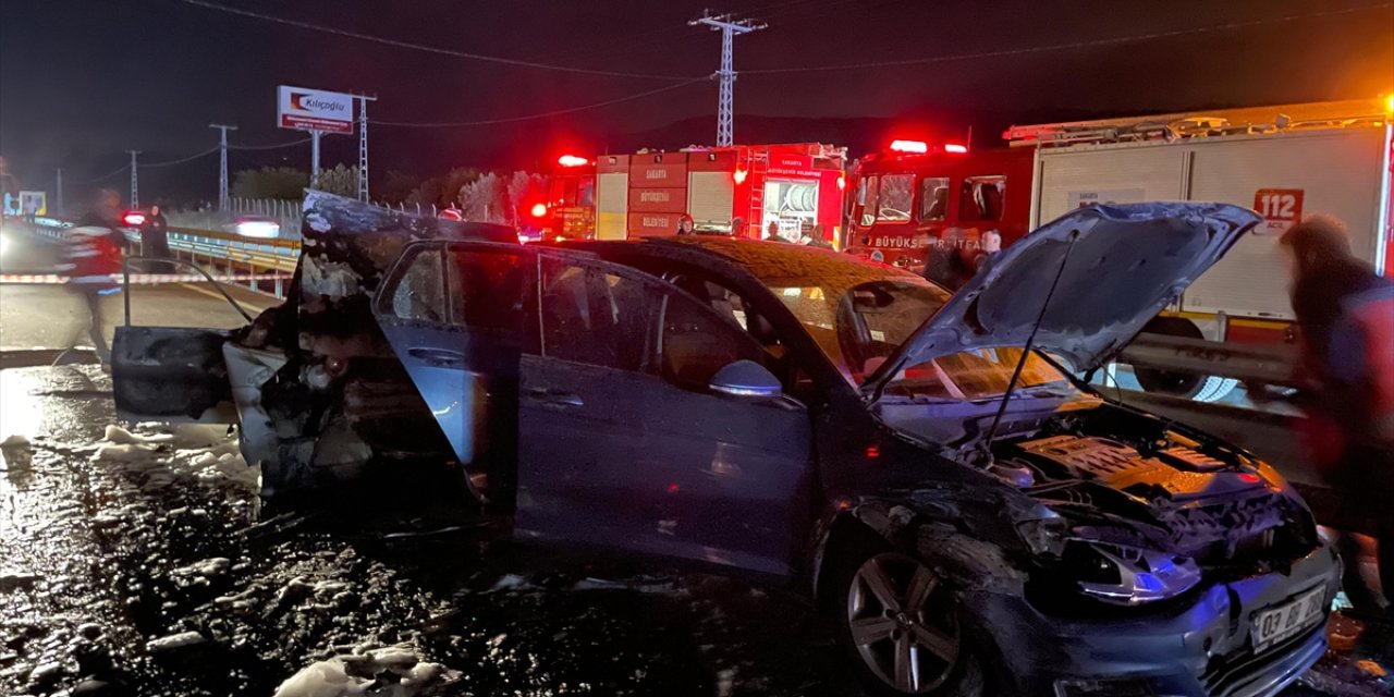 Sakarya'da zincirleme kazada yanan otomobildeki kadın öldü, eşi ağır yaralandı