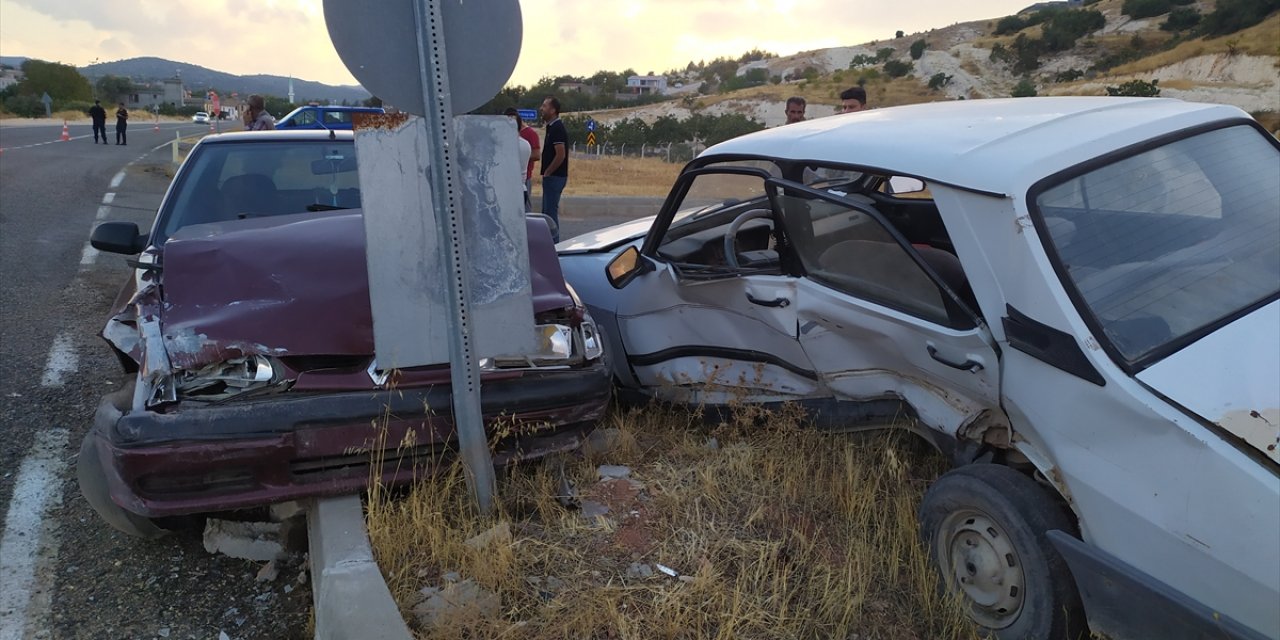 Adıyaman'da iki otomobilin çarpıştığı kazada 4 kişi yaralandı