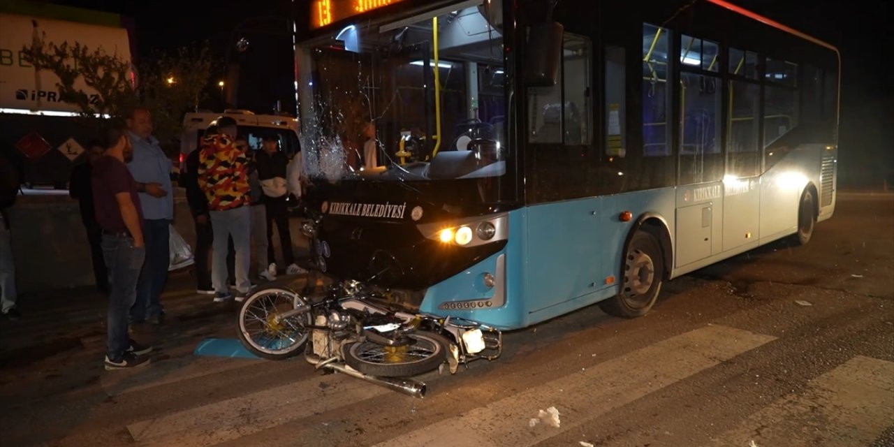 Kırıkkale'de halk otobüsüyle çarpışan motosikletteki 1 kişi öldü, 1 kişi yaralandı