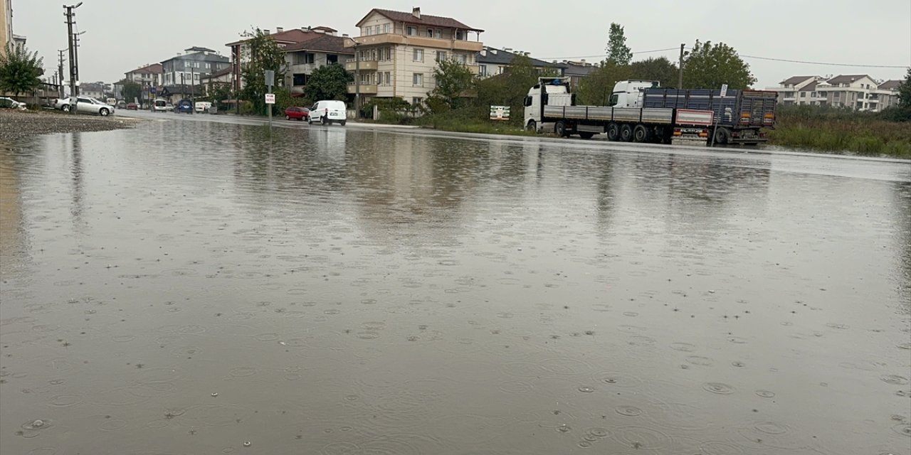 Düzce'de sağanak nedeniyle yollarda su birikintileri oluştu