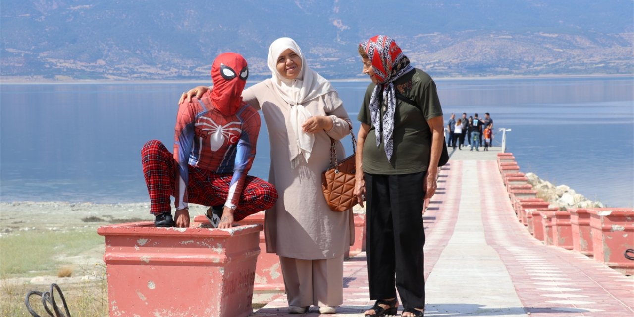 Türkiye'yi gezme hayaliyle yola çıkan "Örümcek Adam" Burdur'a geldi