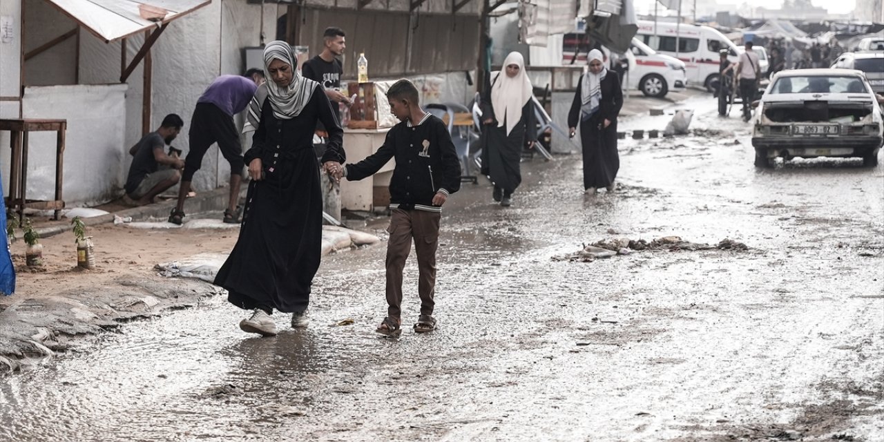 İsrail saldırıları nedeniyle çadırlara mahkum olan Gazzeliler, aniden bastıran yağmurlarla felaketi yaşıyor