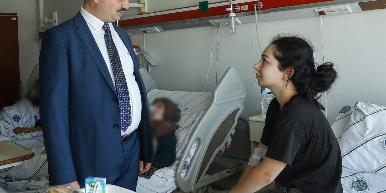 Rektör Hacımüftüoğlu, Erzurum'daki kazada anne ve babasını kaybeden öğreniciyi ziyaret etti