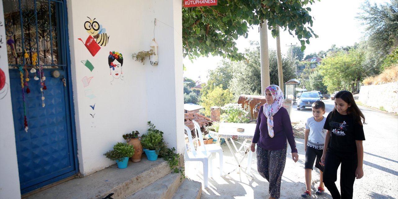 Mahallesine kurduğu kütüphaneyle çocuklara kitap okumayı aşılıyor