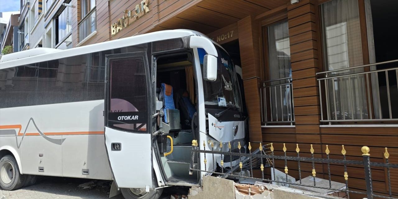 Küçükçekmece'de kontrolden çıkan servis minibüsü binaya çarptı