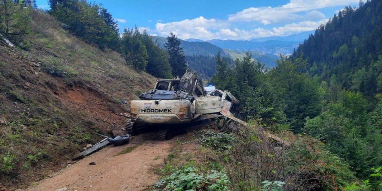 Artvin'de iş makinesi taşıyan kamyonun uçuruma devrildiği kazada 2 kişi öldü