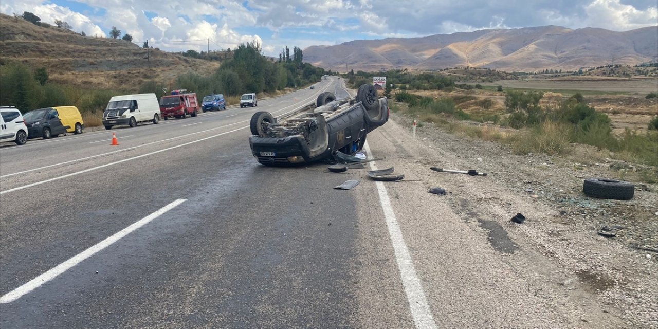 Malatya'da pikap ile otomobilin çarpıştığı kazada 3 kişi yaralandı