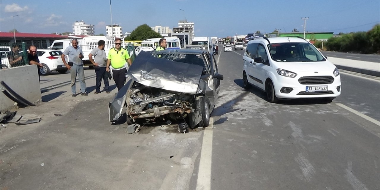 Mersin'de park halindeki 3 araca çarpan otomobildeki 2 kişi yaralandı